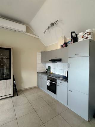 <p><span>Lichtrijk en instapklaar dakappartement met 2 slaapkamers in het centrum van Buggenhout.</span></p><p><span>Op zoek naar een gezellig appartement met een aangename ligging én een energiezuinig karakter? Dit instapklare dakappartement bevindt zich op de bovenste verdieping van residentie Manager, centraal gelegen in Buggenhout en op wandelafstand van het station en de winkelstraat.Met een bewoonbare oppervlakte van ca. 62 m² beschikt het appartement over een praktische en aangename indeling. De leefruimte geniet van een mooie natuurlijke lichtinval en sluit aan op de volledig ingerichte keuken. Verder zijn er twee slaapkamers, waarvan één ruime slaapkamer en een tweede, kleinere slaapkamer die eveneens perfect kan dienstdoen als kinderkamer, bureau of dressing.De badkamer werd recent vernieuwd en is uitgerust met een douche en eigentijdse betegeling. Daarnaast beschikt het appartement over een afzonderlijk toilet en de nodige praktische voorzieningen.Ook op energetisch en technisch vlak heeft dit appartement heel wat te bieden. Het beschikt over een nieuwe condensatieketel op aardgas en een Mitsubishi-warmtepomp van 7 kW. Het appartement behaalt bovendien een EPC-label B met een verbruik van slechts 136 kWh/m²/jaar, waardoor er geen renovatieverplichting van toepassing is.De syndickosten zijn bijzonder beperkt en bedragen slechts 208 euro per kwartaal, inclusief beheer en verzekering van het gebouw. De residentie beschikt daarnaast over een gemeenschappelijke fietsenberging en huisvuilberging.Ook als investering een interessante opportuniteit.Het appartement is momenteel verhuurd aan 625 per maand, wat overeenkomt met een jaarlijkse basishuur van 7.500. Op basis van de huidige vraagprijs vertegenwoordigt dit een rendement van ongeveer 3,50%, vóór eventuele overige eigenaarskosten, belastingen en aankoopkosten.Dankzij de centrale ligging, het gunstige EPC-label B, de beperkte gemeenschappelijke kosten en de onmiddellijke huuropbrengst vormt dit dakappartement een interessante investeringsmogelijkheid voor wie op zoek is naar een combinatie van een stabiele huurinkomst en een energiezuinige woning.Uiteraard is het appartement ook zeer geschikt voor eigen bewoning. De combinatie van de centrale ligging, de instapklare staat, twee slaapkamers, de vernieuwde badkamer maakt dit tot een aangename en praktische woongelegenheid in het centrum van Buggenhout.Voor verdere informatie of een bezoek ter plaatse kan u contact opnemen met Immo Twins via 052/55.55.55 of info@immotwins.be.</span></p>