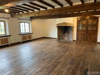 Volledig opgefrist appartement vlakbij station van Anzegem, gelegen op de eerste en tweede verdieping (geen lift)
<h4> </h4>

<h4>Indeling</h4>

<ul>
	<li>ruime inkomhal</li>
	<li>toilet op eerste en tweede verdieping</li>
	<li>ruime living met authentieke plankenvloer</li>
	<li>ingerichte keuken (kookplaat, oven, vaatwas)</li>
	<li>wasplaats met ingemaakte kasten</li>
	<li>3 slaapkamers elk met badkamer </li>
	<li>terras</li>
	<li>autostaanplaats in overdekte garage</li>
</ul>

<h4>Troeven</h4>

<ul>
	<li>authentieke elementen (plankenvloer, houten balken)</li>
	<li>aan station van Anzegem</li>
	<li>heel ruim</li>
</ul>

<h4>Praktisch</h4>

<ul>
	<li>Huurprijs: € 950 incl syndic</li>
	<li>Onmiddellijk beschikbaar</li>
	<li>Wens je een bezoek? Schrijf je dan in via onze website op het bezoekmoment donderdag 22/10 van 16 tot 17u.</li>
</ul>