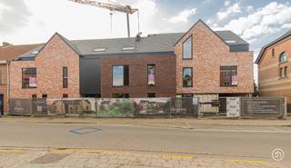 WERKEN GESTART<br /><br />In het rustige Hingene wordt Residentie Haelenhof opgetrokken, een stijlvol en energiezuinig woonproject. Volgens velen de mooiste deelgemeente van Bornem door zijn gezellige centrum, kasteel d'Ursel en het rondomliggend park. De residentie is gelegen op een centrale locatie nabij de N16 en op wandelafstand van winkels, scholen en openbaar vervoer.<br /><br />De architectuur combineert strakke lijnen, grote raampartijen en kwalitatieve afwerking in een kleinschalige residentie met veel aandacht voor wooncomfort.<br /><br />Het project zal bestaan uit 9 hedendaagse appartementen, telkens met een functionele indeling, veel lichtinval en eigen buitenruimte.<br />De ondergrondse verdieping is voorzien van parkeerplaatsen en private bergingen.<br />Achteraan het gebouw vinden we tevens een gemeenschappelijke fietsen- en tuinberging terug.<br /><br />De units zullen bijna-energieneutraal zijn en meer dan voldoen aan de huidige energienormen (E-peil ≤ 30). Er wordt oa. gebruik gemaakt van vloerverwarming via een geothermische warmtepomp, een ventilatiesysteem type D en thermische en akoestische isolatie.<br /><br />Alle appartementen genieten van een ruim terras en de gelijkvloers appartementen genieten daarenboven van een mooie tuin.<br />Er wordt gestreefd naar een kwalitatieve afwerking tot in de puntjes.<br /><br />De constructiewaarde kan aangekocht worden aan 6% BTW, indien je voldoet aan de voorwaarden.<br /><br />Wenst u meer informatie over dit kwalitatieve project?<br />Contacteer ons gerust via yordi@julimmo.be of 0473 76 18 07.