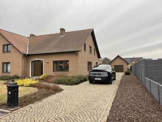 Deze gezinswoning ligt in een rustige, residentiële omgeving met landelijk karakter, op fietsafstand van het stadscentrum van Hasselt...