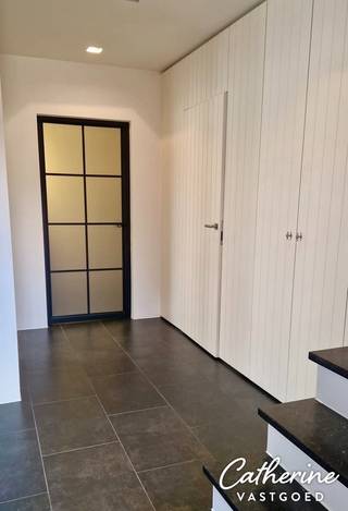 <p>Ontdek dit goed onderhouden duplexappartement in het charmante Schilde, een ideale woonomgeving voor wie op zoek is naar comfort, ruimte en een warme inrichting in een rustige buurt op wandelafstand van het centrum.</p>
<p>U komt binnen in de inkomhal met gastentoilet en ingemaakte vestiairekasten. Hier bevinden zich ook de twee slaapkamers, beide uitgerust met ingemaakte kasten voor een nette, opgeruimde uitstraling. De moderne badkamer beschikt over een ruime inloopdouche en een dubbele wastafel, ideaal voor een comfortabele ochtend- of avondroutine.</p>
<p>Op de bovenverdieping vindt u een open en lichte leefruimte die via een trap toegankelijk is. De ruimte omvat een geïnstalleerde open keuken met een praktische keukenberging voor extra opslag. De woonkamer, met gezellige gashaard, baadt in het licht en biedt rechtstreeks toegang tot het ruime terras van maar liefst 35 m² – een perfecte plek om te ontspannen en te genieten van het buitenleven.</p>
<p>Extra troeven:</p>
<ul>
<li>Bouwjaar 2009, uitstekend onderhouden</li>
<li>Twee parkeerplaatsen inbegrepen: één onder een carport aan de achterkant en één parkeerplaats aan de voorkant van het gebouw</li>
<li>Gelegen op een rustige locatie op wandelafstand van het centrum van Schilde, met vlotte toegang tot winkels, scholen en openbaar vervoer</li>
</ul>
<p>EPC B: 181 kWh/m² jaar (20241017-0003417090-RES-1)<br />Maandelijkse kosten: 50 €<br /><br />Dit duplexappartement combineert het comfort van hedendaags wonen met de gezelligheid van een levendige dorpskern. Interesse? Contacteer me via 0472 23 14 51 of via welkom@catherinevestgoed.be voor meer informatie of een bezichtiging!</p>