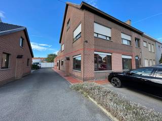 Sfeervol en comfortabel wonen: Instapklaar appartement met garage<br /><br />Zoek je een gezellige en lichtrijke plek om thuis te komen? Dit charmante en energiezuinige appartement (EPC B-label!) combineert ruimte, praktisch gemak en een fijne indeling op een uitstekende locatie.<br />Bij het binnenkomen leidt de ruime inkomhal je naar de royale leefruimte, waar grote raampartijen zorgen voor een aangename lichtinval. Aansluitend vind je de gezellige kookkeuken—de perfecte plek voor wie graag kookt en tafelt. Het appartement beschikt over twee volwaardige slaapkamers, een nette badkamer, een apart toilet en een handige berging die extra opslagruimte biedt.<br />Als kers op de taart hoef je je nooit zorgen te maken over parkeren: je beschikt zowel over een privé garagebox als een extra parkeerplaats!<br /><br />Praktische details &amp; financiën:<br />Beschikbaar: Vanaf 1 januari 2027, kan ook vanaf 1 november 2026<br />Huurprijs: € 900 / maand<br />Gemeenschappelijke kosten: € 30 / maand<br />Energie: EPC Label B (energiezuinig)<br />Extra info: Brandverzekering met afstand van verhaal t.o.v. de huurder.<br />Het pand is niet beschermd en staat niet op de inventaris.<br /><br />Interesse in een bezoek?<br />Laat deze kans niet liggen en neem vandaag nog contact op.<br />Bel voor meer informatie of een afspraak naar 056/70 52 62 (kies optie verhuur). We verwelkomen je graag!
