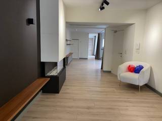 <p>Te koop: karaktervolle gesloten opbrengsteigendom</p>
<p> </p>
<p>Deze woning bestaande uit 3 totaal gerenoveerde appartementen met een residentiële sfeer gecombineerd met een centrale ligging . Dankzij het EPC-label B is het pand energiezuinig, wat zowel comfort als lagere kosten biedt. Met vijf slaapkamers en drie badkamers is er ruimte voor meerdere gezinnen of een combinatie van wonen en verhuren. De nabijheid van animatiezones en voorzieningen maakt dit een interessante investering.</p>
<p> </p>
<p>troeven:<br />- residentiële sfeer<br />- 2x twee slaapkamer appartementen<br />- 1 studio die momenteel verhuurd is<br />- totaal gerenoveerd<br />- geschikt voor diverse woonvormen<br />- kelder<br />- energiezuinig</p>
<p> </p>
<p>Neem vandaag nog contact op met je ERA-makelaar voor een bezoek.<br />sylvie@eraservimo.be of +32 496 078 210</p>
<p> </p>
<p>JOUW DROOMOPBRENGSTEIGENDOM. ZO GEVONDEN!</p>