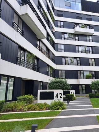 Op de nieuwe hippe site van Hasselt, de Quartier Blue kunnen we dit appartement op de 4de verdieping terugvinden.<br /><br />Het ligt op wandelafstand van het bruisende stadcentrum en midden in het nieuwe deel van Hasselt waar we verschillende winkels en restaurants terug kunnen vinden.<br /><br />Het appartement bestaat uit een inkomhal, living met open keuken, berging, badkamer, toilet, 1 slaapkamer met dressing/aparte slaapruimte een mooi terras en ondergronds nog een kelderberging en garage.<br /><br />De vaste kosten van € 125,00 zijn voor de syndicus, lift, privé verwarming, gemeenschappelijk water en elektriciteitsverbruik, onderhoud gemeenschap en onderhoud brandblussers MET jaarlijkse afrekening.