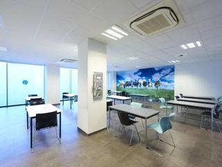 - 8.223m² magazijn <br />- 501m² of 1.203m² kantoor <br />- 11,35m vrije hoogte<br />- 5T/m² <br />- 9 los- laadkades<br />- 1 gekijkvloerse poort <br />- sprinkler<br />- top ligging