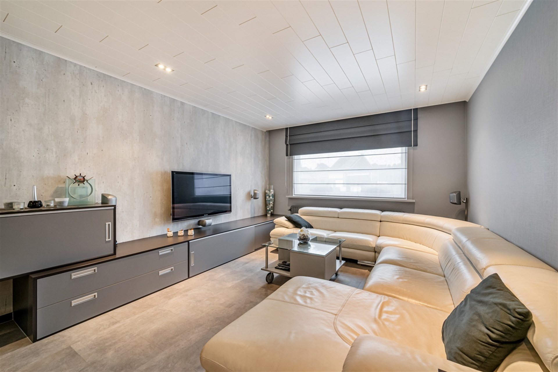 Ruime halfopen bebouwing met 4 slaapkamers, grote tuin en dubbele garage - foto 4