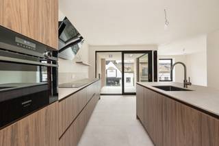 <strong>Nieuwbouwappartement met 2 slaapkamers in hartje Hoogstraten.<br /><br /></strong>Dit moderne nieuwbouwappartement gelegen op de eerste verdieping, bevindt zich in het prachtige project "De Tram", in het hartje van Hoogstraten.<br /><br /><strong>INDELING<br />1STE VERDIEPING<br /></strong><span>Inkomhal met ruimte voor een ingemaakte vestiairekast. Woonkamer met open keuken en keukeneiland met toegang naar het terras.<br />Keuken voorzien van volgende toestellen: inductiekookplaat, afzuigkap, combi-oven, vaatwasser en koelkast.<br />Nachthal met toegang tot toiletruimte met handenwasser, 2 slaapkamers, berging/wasplaats, warmtepomp en aansluiting voor wasmachine en droogkast en badkamer voorzien van een inloopdouche en een dubbele lavabo.<br /></span><span><br /><strong>BUITEN<br /></strong>Zuid-georiënteerd terras<br /><br /><strong>KELDERVERDIEPING<br /></strong>Ondergronds is er een parkeergarage voorzien van autostaanplaatsen, fietsstaanplaatsen en private bergingen. <br /></span><br /><span><strong>BIJZONDERHEDEN</strong></span><br /><span>Vloerverwarming. Warmtepomp. Aluminium schrijnwerk. Dubbele isolerende beglazing. <br />Ventilatiesysteem type-D. Zonnepanelen aanwezig. Lift aanwezig.<br /><br /></span><strong>POSITIEVE ASPECTEN</strong><br /><span>TOP locatie in het hartje van Hoogstraten op wandelafstand van alle voorzieningen (beenhouder, apotheek, horeca, scholen, ...)<br /></span><span>Energiezuinig appartement (EPC label A)</span><br /><span>Ondergrondse kelderberging en autostaanplaats</span><br /><span>Lift aanwezig in het gebouw</span><br /><br /><em>De autostaanplaats en kelderberging zijn apart aan te kopen.</em>