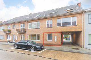 Ben je op zoek naar een gelijkvloers appartement met mogelijkse garage in Stekene? Lees hier dan zeker even verder!GLV: achteraan op het perceel...