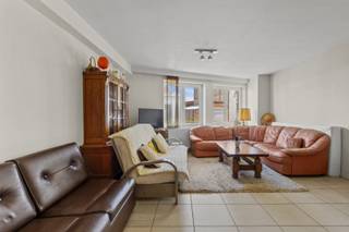 Au cœur du vieux Knokke se trouve ce très spacieux appartement d'une chambre de 73 m² situé au rez-de-chaussée. Le salon baigné de lumière s'ouvre sur la cuisine ouverte entièrement équipée, créant ainsi un espace de vie agréable et ouvert. La chambre est située à l'arrière du bâtiment, au calme, et offre un accès direct à la terrasse, un endroit idéal pour profiter de l'air frais en toute intimité. À côté, vous trouverez la salle de bains attenante, équipée d'une baignoire, d'un lavabo simple et d'un espace pratique pour une machine à laver. L'entrée comprend également des toilettes séparées pour les invités.<br /><br />L'appartement fait partie d'une petite résidence sans syndic, ce qui signifie qu'il n'y a pas de frais de syndicat mensuels. Un atout supplémentaire est que l'appartement est actuellement loué, ce qui le rend également intéressant comme investissement.<br /><br />Situé dans le quartier authentique d'Oud-Knokke, à quelques pas des commerces et des restaurants, cet appartement constitue un pied-à-terre confortable et sans souci dans un endroit très prisé.<br /><br />Possibilité d'acheter un garage à l'arrière de la résidence.