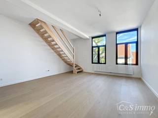 Tip top afgewerkt duplex appartement met terras en 2 slaapkamers. Dit appartement biedt een perfecte balans tussen comfort en stijl, gelegen in de levendige en vernieuwende wijk Stuivenberg. Bij binnenkomst inkomhal met een apart toilet. De lichtrijke leefruimte op parket van ca. 29m² aan de straatzijde biedt een sfeervolle omgeving om te ontspannen. Volledig uitgeruste luxueuze leefkeuken (ca.13m²) met veel opbergruimte. Aparte berging en apart toilet. De moderne ingerichte douchekamer is voorzien van een ruime douche en stijlvol badkamermeubel.<br />Op de verdieping 2 ruime slaapkamers (ca.15-13m²) op een mooie parketvloer. De slaapkamer aan de achterzijde biedt toegang tot het terras. Een 2e moderne ingerichte douchekamer voorzien van een douche, stijlvol badkamermeubel en toilet. Privatieve kelderberging. De buurt is een bruisende buurt van culturen, bekend om zijn kleurrijke supermarktjes en tal van culinaire verrassingen. Bovendien bevindt u zich op slechts enkele minuten wandelen van het openbaar vervoer: tram, bus en treinstation. Privatieve kelderberging. Elektriciteit conform. Goede EPC score. Gebouw met lage onkosten.