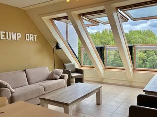 Dit zonnig appartement is gelegen op de 5de verdieping van een nette residentie, centraal in Nieuwpoort-bad. Indeling: inkom, Zuid-gerichte...