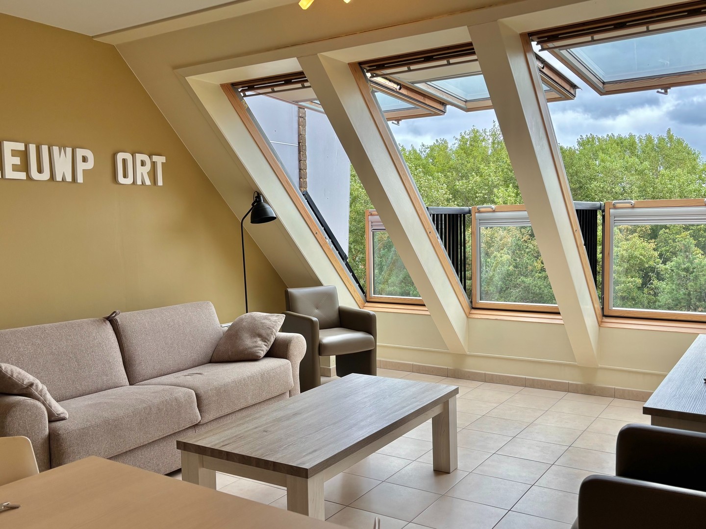 Zonnig appartement met slaapkamer en slaaphoek. - foto 2