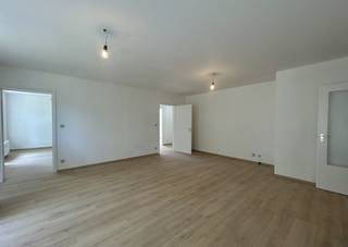 Dit gerenoveerde, ruime hoekappartement is gelegen op een uiterst gunstige locatie en bevindt zich op een boogscheut van Leuven, Arenbergpark, de E40 en E314, Imec, Gasthuisberg etc. <br />Het appartement bevindt zich op de eerste verdieping van een verzorgd gebouw en bestaat uit een ruime inkomhal, een lichtrijke eet- en leefruimte, een afgesloten en nieuwe keuken, een nachthal, 3 slaapkamers, een toilet, een pas gerenoveerde badkamer met wastafel en inloopdouche en een gezellig buitenterras. <br />Beschikbaar vanaf 15/07/2026 - maandelijkse lasten: 180 euro, incl. provisie water en verwarming