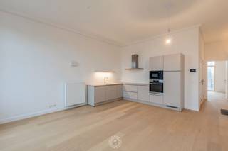 Op de <strong>tweede verdieping </strong>van een recent volledig gerenoveerde residentie bevindt zich dit prachtig afgewerkte appartement, dat via <strong>de lift </strong>vlot toegankelijk is. Het appartement <strong>straalt luxe en comfort </strong>uit en is met oog voor detail gerenoveerd.<br /><br />Bij het betreden van de woonruimte valt meteen de <strong>warme en elegante uitstraling</strong> op. De prachtige <strong>parketvloer </strong>en <strong>verfijnde molures</strong> geven de ruimte een stijlvolle sfeer. Dankzij de <strong>hoge plafonds en grote raampartijen </strong>geniet de woonkamer van veel <strong>lichtinval en een ruimtelijk gevoel</strong>. De moderne,<strong> volledig ingerichte keuken</strong> sluit naadloos aan op de woonkamer en is uitgerust met hoogwaardige toestellen, perfect voor wie houdt van koken en gezelligheid.<br /><br />Het appartement beschikt over een <strong>aparte slaapkamer </strong>met aansluitend het terras*. De badkamer is praktisch en smaakvol ingericht met een inloopdouche, een wastafel en een extra berging met aansluiting voor een wasmachine. Daarnaast is er een <strong>apart gastentoilet</strong> en een <strong>extra berging </strong>in het appartement voor nog meer opbergruimte.<br /><br />Parkeren is hier geen probleem, want het appartement beschikt over een <strong>eigen autostaanplaats</strong>. Het appartement is<strong> beschikbaar vanaf 01/07</strong> voor een huurder die oog heeft voor de hoogwaardige materialen en <strong>met zorg zal omgaan met deze mooie woonst.</strong><br /><br />De huurprijs bedraagt<strong> €895 per maand, met een bijkomende provisie van €75 per maand voor gemeenschappelijke onkosten.</strong><br /><em>Individuele tellers voor water, gas en elektriciteit. </em><br /><br />Ben je geïnteresseerd in dit prachtige appartement en wens je een bezoek te plannen? Neem dan contact op via mail op <strong>cvg@claves.be of telefonisch via 03/502.78.94</strong>. <br /><br /><em>(*) het terras is exclusief toegankelijk vanuit het appartement, maar is gemeenschappelijk. </em>