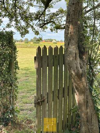 Op zoek naar een landelijke woning met karakter, ruimte en geschiedenis? Deze unieke hoeve in Vlaamse stijl – opgenomen in de Inventaris van...