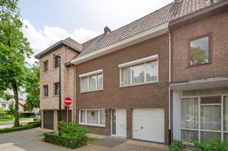 Ben je op zoek naar een nieuwe thuis met een ruime bewoonbare oppervlakte én nog extra uitbreidingsmogelijkheden? Deze te renoveren gezinswoning...