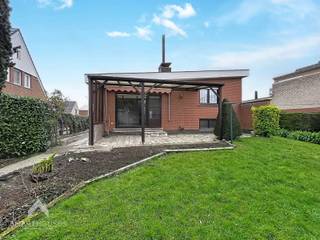 Centraal gelegen alleenstaande woning bestaande uit een inkom met bureel/polyvalente ruimte, hal met afzonderlijk toilet, lichtrijke leefruimte...