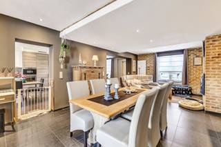 <p>Op een uitstekende ligging in Okegem bevindt zich <strong>deze instapklare woning</strong>. Winkels, scholen en openbaar vervoer liggen op wandelafstand. Ook het treinstation bevindt zich op amper één minuut wandelen, waardoor de woning een bijzonder vlotte verbinding biedt richting Ninove, Aalst en Brussel. Een absolute troef is<strong> de ruime garage van circa 58 m²</strong>. Deze biedt plaats aan meerdere wagens en kan eveneens gebruikt worden als opslagruimte, werkplaats of voor het uitoefenen van een hobby. Bovendien valt de woning niet onder de renovatieplicht. Het gelijkvloers omvat een polyvalente ruimte, momenteel ingericht als bureau, een gezellige leefruimte met salon en eetplaats, een open keuken met kookeiland en de ruime garage. Op de verdieping bevinden zich een nachthal, <strong>drie volwaardige slaapkamers </strong>en een badkamer. Daarnaast is er <strong>een zolder</strong>, bereikbaar via een uitklapbare trap, die bijkomende bergruimte biedt. Verder beschikt de woning over <strong>een ruim en aangenaam terras</strong> waar het heerlijk vertoeven is. Cv op aardgas - Buitenschrijnwerk in pvc en hout dubbel glas - <strong>EK conform</strong> - Grondwaterput aanwezig. (Maatregelen opgenomen in het maatregelenregister: neen) (Stedenbouw in aanvraag)</p>