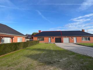 Deze recent gerenoveerde woning beschikt onder andere over een inkomhal met gastentoilet, een ruime leefruimte en een afzonderlijke keuken, uitgerust met onder andere een combi-oven en vaatwasser. <br />Verder zijn er drie slaapkamers en een badkamer met lavabo, douche en toilet.<br /><br />De woning beschikt ook over een inpandige garage (met aansluiting voor wasmachine en droogkast) en een ruime oprit geschikt voor meerdere wagens. <br />De zolder kan worden gebruikt als opslagruimte.<br />De recent aangelegde tuin vormt een aangename buitenruimte.