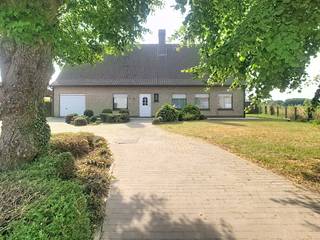 Dicht tegen het centrum van Staden, bevindt zich deze zeer kloeke, alleenstaande woning op een perceel van 1744m².<br />De woning is als volgt ingedeeld : <br />Inkom met toilet * zeer grote living * grote, ingerichte leefkeuken met aansluitend veranda (extra leefruimte) * berging naast de keuken * 3slaapkamers * badkamer met douche en wasmeubel *grote inpandige garage* Carport met tuinhuis * woning is volledig overzolderd wat uiteraard vele mogelijkheden biedt<br />Buiten: Doordat de woning achteruit gebouwd werd, is er een rondom tuin, wat een zeer aangenaam gevoel geeft <br />Extra troeven : regenwater (2 x 15.000 liter) * zeer degelijke woning, zeer kloek gebouwd * Dicht bij centrum van Staden, maar toch zeer rustig en stil in de woning, * Vanuit de keuken, veranda, grote tuin met vijver, en groot terras, kan je genieten van een prachtig zicht op de velden, wat je een instant goed gevoel geeft !<br />Kortom een zeer mooie aanbieding, contacteer ons nu voor meer info of een vrijblijvend bezoek aan deze topper ! <br /><br />EPC: 367 kWh/m² jaar - UC26520)