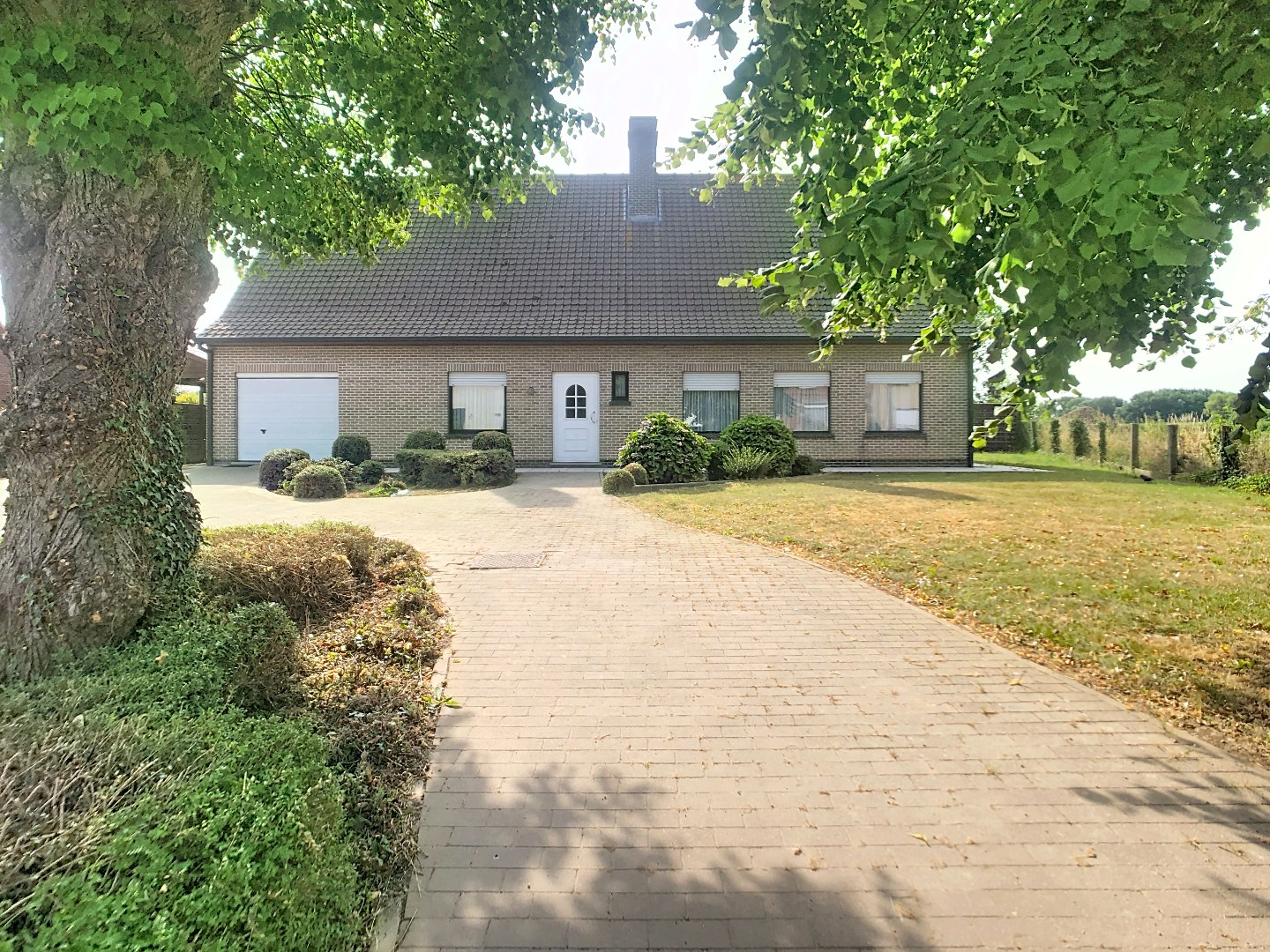Alleenstaande woning met 3 slaapkamers,  inpandige garage, op 1744m² en zicht op de velden - foto 2