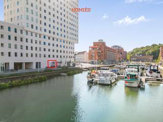 Aan de bruisende Vaartkom in Leuven bevindt zich deze casco handelsruimte van 109 m² in een nieuwbouwproject (2024). Dankzij de gevelbreedte van...