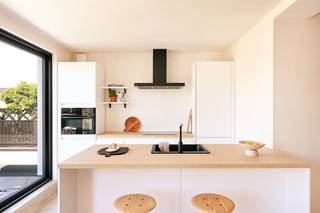 - Bekijk www.koosi.be voor een gedetailleerde omschrijving van dit eigendom. - Ruim appartement in een volledig gerenoveerd gebouw (3 wooneenheden) in het centrum van Putte-Kapellen.Dit aangename, lichtrijke appartement omvat een ruime woonkamer met open keuken, 2 slaapkamers, een berging, een ruime badkamer, groot zonneterras en gelijkvloers gemeenschappelijke (fietsen)berging.Bij de renovatie werd bijzondere aandacht besteed aan comfort en energiezuinigheid (BEN-norm). Het kleinschalige gebouw heeft bovendien lage gemeenschappelijke kosten.Mogelijkheid tot aankoop achtergelegen private garagebox.Bij de renovatie werd bijzondere aandacht besteed aan comfort en energiezuinigheid (BEN-norm).De aankoop valt onder het stelsel van de registratierechten en is niet onderworpen aan btw. Indien u aan de voorwaarden voldoet, geniet u van het verlaagde tarief van 2%.- Op zoek naar een volledig vernieuwd ruim appartement? Aarzel niet om uw plaatsbezoek in te plannen via stef@koosi.be -