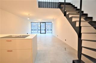 <p><span>Uitzonderlijk nieuwbouw duplex appartement in hartje centrum Dendermonde</span></p><p><span> </span></p><p><span>Dit instapklare luxueuze en zeer lichtrijk nieuwbouwappartement is echt een topper !</span></p><p><span>Gelegen op de 2de en 3de verdieping, van een kleinschalig gebouw is dit unieke appartement een plaatje.</span></p><p><span> </span></p><p><span>Het project is opgetrokken in de beste materialen met oog voor klasse, kwaliteit en tijdloosheid.</span></p><p><span> </span></p><p><span>Via een inkomhal en bureauruimte komt u in de ruime lichtrijke living met wijds uitzicht over de Oude Vest dmv een grote raampartij. De compleet ingerichte open luxueuze keuken is uitgerust met een kookeiland en kwaliteitsvolle toestellen zijn uiteraard allemaal voorzien. Een grote berging/wasplaats is aangrenzend aan de keuken. Op deze verdieping bevindt zich ook nog een gastentoilet.</span></p><p><span>De slaapvertrekken situeren zich op de derde verdieping, evenals de badkamer met inloopdouche en zonneterras aan achterzijde gebouw.</span></p><p><span> </span></p><p><span>Verwarming wordt geleverd dmv vloerverwarming. Geen lift aanwezig</span></p><p><span> </span></p><p><span>Beschikbaarheid</span><span>: 01/02/2026 | Gemeenschappelijke kosten : slechts € 30 per maand</span></p><p><span> </span></p><p><span>Grote troeven</span><span>: ligging, lichtinval door grote glaspartijen, uitzicht, kwaliteitsvolle materialen en een zeer laag verbruik van verwarming</span></p><p><span> </span></p><p><span>Inlichtingen of een bezoek ter plaatse contacteer Immo Twins 052/55.55.55 of info@immotwins.be</span></p><p><span> </span></p>