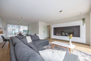 <p>Ontdek De Blauwe Parels, een stijlvol nieuwbouwproject op een unieke locatie aan de Spuikom in Oostende.<br /><span>Hier woont u in alle rust, omringd door groen en water, terwijl het bruisende stadscentrum, winkels en de kust nooit veraf zijn.</span></p>
<p><span>De Blauwe Parels combineert ruime appartementen met kwalitatieve grondgebonden woningen en creëert zo een woonomgeving waar comfort, licht en leefkwaliteit centraal staan. Dankzij de doordachte architectuur, de royale terrassen en de groene omgeving geniet u elke dag van een uitzonderlijk gevoel van ruimte.</span></p>
<p><span>De ligging aan de Spuikom vormt zonder twijfel één van de grootste troeven van het project. Wandelaars, fietsers en watersportliefhebbers vinden hier een unieke uitvalsbasis, terwijl scholen, winkels en belangrijke invalswegen zich in de onmiddellijke omgeving bevinden.</span></p>
<p><span>Of u nu op zoek bent naar een gezinswoning, een ruim appartement of een tweede verblijf aan de kust: De Blauwe Parels biedt een harmonieuze combinatie van rust, bereikbaarheid en hedendaags wooncomfort.</span></p>
<p><strong><span>Troeven van De Blauwe Parels</span></strong></p>
<ul>
<li><span>Ruime appartementen en grondgebonden woningen</span></li>
<li><span>Groene en rustige omgeving aan de Spuikom</span></li>
<li>Royale terrassen en veel natuurlijke lichtinval</li>
<li>Vlotte verbinding naar het centrum van Oostende en de belangrijkste invalswegen</li>
<li>Winkels, scholen en dagelijkse voorzieningen in de onmiddellijke omgeving</li>
<li>Ideale uitvalsbasis voor wandel-, fiets- en watersportliefhebbers</li>
<li>Hedendaagse architectuur met aandacht voor woonkwaliteit</li>
</ul>