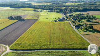 BREE - Charmante villa op 6ha54 met stalgebouw<br /><br />Op de grens met Gruitrode (Oudsbergen) treffen we, in een heel landelijk en rustige omgeving, deze charmante villa aan op maar 6ha54 met een straatbreedte van maar liefst 440meter ! Zowel links, rechts als achteraan is er enkel zicht op eigen terrein.<br /><br />Vooraan zijn er 2 praktische overdekte staanplaatsen die toegang geven tot de aanbouw met langs de voor -en achter zijde een dubbele garage waartussen opslagruimtes.<br />Deze aanbouw (145m²) zou ook zeker geschikt zijn voor het inrichten van een praktijk.<br /><br />De woning zelf werd gebouwd in 1992 met zeer degelijke materialen en heeft een bewoonbare opp. van 261m². Ze omvat een zeer ruime inkomhall met apart toilet, toegang tot een bureel of extra slaapkamer, badkamer, een zeer ruime lichtrijke leefruimte met open haard dewelke net zoals de keuken wijds zicht heeft op eigen weilanden.<br />De eerste verdieping omvat 3 ruime slaapkamers, een dressing en een 2e ruime badkamer.<br /><br />Ook op het terras en in de tuin is het genieten van de rust en het mooie open zicht op de weilanden rondom.<br /><br />De woning kan een goed EPC attest voorleggen (C, 264kWh) waardoor geen renovatieverplichting alsook een conforme elektriciteitskeuring.<br /><br />De eigendom is volledig omheind en voorzien van een poort met oprijlaan die toegang geeft tot de verschillende gebouwen. Het stalgebouw (24mx9m75) omvat 8 paardenstallen waaronder 1 merrie/veulen box waarnaast nog verschillende opslagplaatsen en een wasplaats. Via een vaste trap is er tevens ook een zeer ruime zolderverdieping.<br /><br />De weilanden zijn netjes onderverdeeld en voorzien van verschillende schuilstallen. Ook is er een opslagplaats (15mx5m50) aanwezig voor tractor en hooi.<br />Naast de woning ligt een gedraineerde buitenpiste voorzien van verlichting.<br /><br />Wil u genieten van rust en privacy nabij de fiets - en ruiterpaden (knooppunt 52) en dit toch op amper 3km van het centrum van Bree en nabij wedstrijdaccommodaties? <br /><br />Ontdek de vele troeven van deze degelijk gebouwde en steeds goed onderhouden ! Contacteer ons voor een bezoek op 053/60.65.66