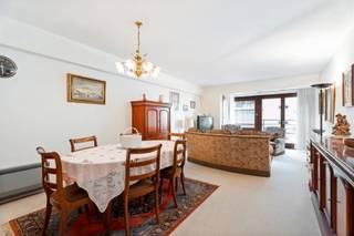 <p><span>Zuid-west geörienteerd 2-slaapkamerappartement met zijdelings zeezicht in de gunstig gelegen residentie California op de zeedijk van Wenduine. </span></p><p><span>Zoekt u een leuk investeringspand die u volledig naar eigen smaak kan inrichten of renoveren, dan is dit het ideale appartement voor u.</span></p><p><span>De leefruimte heeft een mooie oppervlakte en biedt een wijds zicht op zee. </span></p><p><span>In de afzonderlijke keuken vinden we bergkasten en losse elektrische toestellen. </span></p><p><span>De keuken en woonkamer kunnen worden geïntegreerd indien dit uw voorkeur geniet. </span></p><p><span>De ruime hal is afgewerkt met ingemaakte kasten en leidt ons richting de slaapkamers en de badkamer. </span></p><p><span>Er zijn 2 ruime slaapkamers waarvan 1 is ingericht met ingemaakte kasten en een tweepersoonsbed en de andere slaapkamer met een zetelbed en grote kleerkast. </span></p><p><span>In de badkamer vinden we een ligbad met douche, lavabo en bidet. </span></p><p><span>Het appartement beschikt over een afzonderlijk toilet. </span></p><p><span>De houten raamprofielen zijn voorzien van dubbele beglazing. </span></p><p><span>Het appartement wordt elektrisch verwarmd. </span></p><p><span>Dit goed onderhouden appartement met een mooie oppervlakte biedt u vele mogelijkheden. </span></p><p><span>De Van Gansberghe helling is uniek in zijn soort door zijn breedte wat zorgt voor meer privacy, zon en zicht. </span></p><p><span>De voorgevel van de residentie is recent volledig vernieuwd.</span></p><p><span>Het gebouw beschikt over een ruime fietsenstalling, huisvuillokaal en een tweede ingang via de square. </span></p><p><span> </span></p>