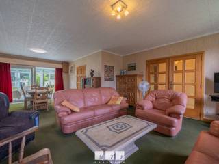 <span><strong>VRIJSTAANDE GELIJKVLOERSE WONING MET 6 SLAAPKAMERS OP EEN PERCEEL VAN 10A08CA TE DILSEN-STOKKEM <br /><br />TROEVEN</strong><br />- Dichtbij het centrum van Dilsen. Alle belangrijke voorzieningen in de buurt!<br />- Gelegen in een rustige straat! <br />- Gelijkvloers wonen: levensloopbestendige woning! <br />- Ruime woning met een bewoonbare oppervlakte van 208 m2! <br />- EPC D: geen renovatieverplichting!<br />- 6 slaapkamers waarvan 2 op zolder. <br />- Prachtige veranda met zicht op de tuin!<br />- Ruime tuin aan de voorzijde & de achterzijde van de woning! <strong><br /><br />KELDERVERDIEPING (-01) <br /></strong>- Traphal (2,78m x 2,00m = 5,56m²): houten trap naar verdieping 1, betonvloer. <br />- Kelderruimte 1 (3,50m x 4,30m = 15,05m²): betonvloer. <br />- Kelderruimte 2 (5,30m x 4,30m = 22,79m²): betonvloer. <br />- Kelderruimte 3 (4,00m x 3,00m = 12,00m²): betonvloer. <br />- Kelderruimte 4 (4,00m x 4,00m = 16,00m²): betonvloer. <br />- Garage (2,78m x 2,00m = 5,56m²): kantelpoort, loopdeur, raampartijen, betonvloer. <br />- Wasplaats (4,26m x 3,26m = 13,89m²): aansluiting wasmachine, omvormer, raampartij, betonvloer. <strong><br /><br />GELIJKVLOERS (00)<br /></strong>- Inkomhal (2,40m x 4,00m = 8,00m²): tegelvloer. <br />- Hal (2,65m x 1,00m = 2,65m²): luik naar de zolder, tegelvloer. <br />- Vestiaire (1,75m x 1,27m = 2,22m²): inbouwkasten, lavabo, tegelvloer. <br />- Nachthal (5,90m x 1,00m = 5,90m²): trap naar zolderverdieping en kelder, tegelvloer. <br />- Woonkamer ((4,00m x 8,55m) + (4,30m x 1,40m) = 40,22m²): veel lichtinval dankzij raampartijen, open haard, schuifraam naar de veranda, tapijt. </span><br /><span>- Keuken (4,10m x 3,00m = 12,30m²): geïnstalleerde keuken met onderkasten, bovenkasten, oven, keramische kookplaat, dampkap, lavabo, koelkast, tegelvloer. </span><br /><span>- Toilet (1,50m x 1,00m = 1,50m²): zittoilet, wandbetegeling, tegelvloer. </span><br /><span>- Berging (1,70m x 1,80m = 3,06m²): aansluiting vaatwasser, kitchenette met spoelbak, onderkasten, bovenkasten; wandbetegeling, tegelvloer. </span><br /><span>- Veranda (8,90m x 3,95m = 35,16m²): airco, deur naar de tuin, lichtkoepel, doorgang naar de woonkamer via schuifraam, tegelvloer. </span><span><br />- Badkamer (3,00m x 2,00m = 6,00m²): wastafel, ligbad, zittoilet, wandbetegeling, tegelvloer. <br />- Slaapkamer 1 (3,20m x 4,20m = 13,44m²): momenteel ingericht als bureel, inbouwkasten, tegelvloer. <br />- Slaapkamer 2 (3,00m x 2,70m = 8,10m²): wastafel, tapijt. <br />- Slaapkamer 3 (3,00m x 2,00m = 6,00m²): inbouwkasten, tapijt. <br />- Slaapkamer 4 (4,00m x 4,20m = 16,80m²): novilon. <br /><br /><strong>ZOLDERVERDIEPING</strong> <strong>+01 (te renoveren!) </strong><br />- Overloop (3,30m x 4,75m = 15,68m²): trap naar het gelijkvloers, tapijt. <br />- Slaapkamer 5 (3,25m x 4,75m = 15,44m²): lavabo met onderkast, tapijt. <br />- Slaapkamer 6 (3,25m x 4,76m = 15,47m²): lavabo met onderkast, tapijt. </span><br /><br /><span><strong>EXTERIEUR</strong></span><br /><span>- Overdekt terras<strong><br /></strong>- Omheind perceel<br />- Tuinberging (2,50m x 10,00m = 25,00m²):<br /><br /><strong>35 ZONNEPANELEN SINDS 2016</strong><br />- In de verkoopprijs zit het volledige zonnepanelensysteem begrepen (zonnepanelen, omvormer, collectoren e.a. toebehoren).<span><br /></span><br />Bekijkt u deze advertentie via een aanverwante vastgoedsite, surf dan zeker naar onze website <strong>www.N78vastgoed.be</strong> voor een uitgebreide beschrijving en foto's. <strong>Meer info: +32 (0)89 86 18 88 of info@N78vastgoed.be.</strong></span>