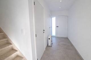 Net buiten de ring van Poperinge én op een boogscheut van klein- en groothandel, wacht deze openstaande en moderne woning op nieuwe bewoners...