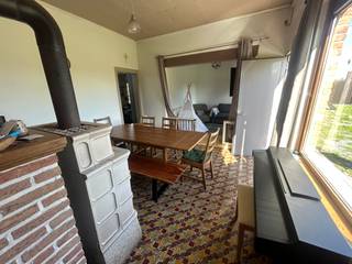 <strong>2 woningen met unieke ligging op 2180m²<br /><br />Indeling</strong><br />gelijkvloers: living, keuken, badkamer en slaapkamer<br />1e : 2 slaapkamers en zolder<br />+ garage<br /><br /><strong>Troeven:</strong>
<ul><li>rustige ligging</li><li>gekend als 2 woning (dus 2 woningen mogelijk of samenvoegen tot 1 ) </li><li>uniek verzicht</li><li>op 3min van oprit autostrade Zonnebeke</li><li>tuin met appelboom, kersenboom, vijgen, notelaars...</li></ul>
<br />deze prijs is een vanafprijs