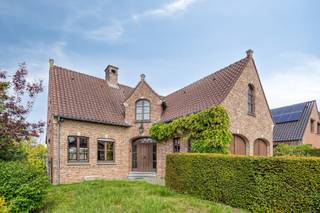Immo Pické biedt U deze uiterst rustig en landelijk gelegen villa aan in de nabijheid van het centrum van Sint-Pieters-Leeuw en alle...