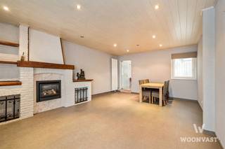 <p>Op zoek naar een woning met landelijke, groene ligging? Deze op te frissen woning in Schoonaarde ligt op een gunstige locatie met vrij zicht op de velden, dé plek om tot rust te komen.</p><p>De gezellige leefruimte wordt verwarmd door een sfeervolle gashaard en sluit aan op de keuken met zicht op de veranda &amp; tuin, ideaal om van elk seizoen te genieten. Achter de keuken ligt de badkamer met ligbad &amp; spoelbak. Bijkomend is er ook een extra kamer op het gelijkvloers, perfect in te richten als bureau of slaapkamer. Boven vind je nog 3 slaapkamers, zelf in te richten als slaapkamers of dressing, ruim genoeg voor het hele gezin.</p><p>De woning is toe aan een opfrissing, maar dankzij EPC D geldt er geen renovatieverplichting, zo bepaal je zelf het tempo. Buiten wacht een onderhoudsvriendelijke tuin, en een aparte buiten berging biedt plaats tuinmateriaal. Naast de veranda is er nog ruimte voor fietsen en vuilzakken.</p><p>✅ Super landelijke ligging met zicht op de velden</p><p>✅ 3 à 4 slaapkamers</p><p>✅ Gashaard in de leefruimte</p><p>✅ Veranda met zicht op de tuin</p><p>✅ Kamer gelijkvloers (bureau/slaapkamer)</p><p>✅ EPC D, geen renovatieverplichting</p><p>✅ Onderhoudsvriendelijke tuin + aparte berging</p><p>✅ Vlakbij OV</p><p>Een woning met karakter en ruimte om je eigen stijl toe te voegen, plan snel een bezoek!</p><p>📩 gilles@woonvast.be — 📞 0491 94 95 38 — 🌐 www.woonvast.be</p>