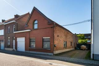 <p><span>Ruime halfopen woning met 4 slaapkamers en garage/magazijn in rustige, groene omgeving</span></p><p><span>Deze charmante halfopen woning met vier slaapkamers en een achterliggend magazijn/werkruimte bevindt zich op een steenworp afstand van de belangrijke verbindingswegen naar Antwerpen, Brussel en Gent. Gelegen in een rustige wijk tussen het park en De Schorre, op wandelafstand van het centrum van Boom, combineert deze woning rust, ruimte en een uitstekende bereikbaarheid.</span></p><p><span>Met een bewoonbare oppervlakte van 236 m² en een grondoppervlakte van 386 m² biedt deze woning volop plaats voor het hele gezin, met een perfecte mix van functionaliteit, comfort en modern design.</span></p><p><span>Indeling:</span></p><ul><li><span>Gelijkvloers:</span><span> Bij binnenkomst via de inkomhal ontdek je een ruime, lichtrijke living van circa 56 m². De eigentijdse keuken met centraal eiland is afgewerkt met hoogwaardige materialen en moderne toestellen. De open leefruimte zorgt voor een gezellige, aangename sfeer met veel natuurlijk licht. De vloeren zijn voorzien van stijlvolle donkere tegels, onderhoudsvriendelijk en hedendaags. De living is uitgerust met airco en rolluiken. Verder biedt het gelijkvloers een gastentoilet, twee bergingen, een bureauruimte, een slaapkamer en een praktische wasruimte. </span></li><li><span>Eerste verdieping:</span><span> Hier bevinden zich drie slaapkamers van respectievelijk circa 16 m², 10 m² en 19 m², waarvan de grootste voorzien is van airco. De moderne badkamer beschikt over een wellness-badkamer met douche, glazen afscheiding en praktische voorzieningen. </span></li><li><span>Oprit en garage/magazijn:</span><span> De woning beschikt over een ruime oprit voor meerdere autos. De garage/magazijn van circa 37 m² biedt talloze mogelijkheden, van hobbyruimte tot werkplaats. </span></li></ul><p><span>Extra troeven:</span></p><ul><li><span>Halfopen bebouwing met veel privacy </span></li><li><span>Vier slaapkamers + bureauruimte </span></li><li><span>Oprit voor meerdere autos </span></li><li><span>Garage/magazijn van circa 37 m² </span></li><li><span>Uitstekende verbinding naar Brussel, Antwerpen en Mechelen </span></li><li><span>Op wandelafstand van winkels, scholen, openbaar vervoer en groen</span></li><li><span>asbest veilig </span></li></ul>