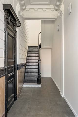 <p>Aan Dok-Zuid 10/11/12 te Gent bieden wij dit stijlvolle gelijkvloers appartement aan, gelegen in een majestueuze herenwoning die in 2025 een complete totaalrenovatie onderging. Hier geniet u van de perfecte synergie tussen de grandeur van een authentiek pand en het nieuwbouwcomfort van vandaag. Ideaal voor eigen bewoning of als waardevaste investering.</p><p><strong>Indeling & Sfeer</strong></p><ul><li><p><strong>Inkomhal & Grandeur:</strong> Binnenkomen doet u via de imposante gemeenschappelijke inkomhal die meteen de klasse en sfeer van weleer uitstraalt.</p></li><li><p><strong>Leefruimte & Keuken:</strong> Een royale, lichtrijke leefruimte voorzien van een strakke, moderne leefkeuken. Dankzij de uitzonderlijke plafondhoogtes en grote raampartijen ervaart u een heerlijk ruimtelijk gevoel.</p></li><li><p><strong>Slaapgedeelte:</strong> Sfeervolle slaapkamer met een praktisch ingerichte aparte dressing.</p></li><li><p><strong>Buitenruimte:</strong> De leefruimte sluit naadloos aan op een rustgevende, private stadstuin — een absolute zeldzaamheid en meerwaarde in de stad.</p></li></ul><p><strong>Toplocatie aan de Oude Dokken</strong> Gelegen aan de kades van Dok-Zuid geniet u direct voor de deur van de dynamiek van de vernieuwde Oude Dokken en een vrij zicht op het water. Op wandelafstand van het historische stadscentrum en het station Gent-Dampoort, met een uiterst vlotte bereikbaarheid richting de belangrijkste invalswegen (R4/E17/E40).</p><p><strong>Technische specificaties</strong></p><ul><li><p><strong>Staat:</strong> Volledig vernieuwd in 2025 (eerste bewoning na renovatie)</p></li><li><p><strong>Verwarming:</strong> Individuele HR-ketel met radiatoren</p></li><li><p><strong>Energie & Conformiteit:</strong> Zorgvuldig geïsoleerd, conforme elektriciteit en een gunstig EPC (B)</p></li></ul><p><strong>Interesse in een bezoek?</strong></p><p>Laat u betoveren door de ruimte en de klasse van dit unieke gelijkvloers appartement. Neem contact op met <strong>Ellen via 0475.400.770</strong> of <strong>ellen@altro-vastgoed.be</strong> voor een privébezoek of het opvragen van het volledige dossier.</p>