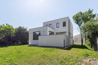 <p><span> </span></p><p><span>Kwalitatief gerenoveerde villa(380 m²) in Bonheiden</span></p><p><span>De riante woning is gelegen in de Oude Keerbergsebaan. Je woont hier in een bijzonder rustige en groene omgeving, terwijl winkels, scholen en verbindingswegen zich op korte afstand bevinden. Een ideale combinatie van privacy, comfort en bereikbaarheid.</span></p><p><span>De vrijstaande woonst werd volledig gerenoveerd met oog voor detail, hoogwaardige materialen en hedendaags wooncomfort. Dankzij de kwalitatieve afwerking geniet je van een instapklare woning waar stijl en functionaliteit hand in hand gaan. Bovendien beschikt het pand over een gunstig EPC A-label (77 kWh/m² jaar – E-peil 56) en werden er 14 zonnepanelen voorzien, wat bijdraagt aan energiezuinig en toekomstgericht wooncomfort.</span></p><p><span>Met een bewoonbare oppervlakte van maar liefst 380 m² op een perceel van 956 m² biedt deze woning uitzonderlijk veel leefruimte, zowel binnen als buiten. De lichtrijke leefruimtes creëren een aangename en open sfeer en vormen een mooi geheel met de omliggende tuin waar je in alle rust en privacy kan genieten van het groen.</span></p><p><span>Verder beschikt de woning over:<br /></span><span>▪</span><span>️</span><span> 4 volwaardige slaapkamers<br /></span><span>▪</span><span>️</span><span> 2 stijlvolle badkamers<br /></span><span>▪</span><span>️</span><span> Leefkeuken met alle hedendaags comfort<br /></span><span>▪</span><span>️</span><span> Ruime garage en kelder<br /></span><span>▪</span><span>️</span><span> Oprit met parkeermogelijkheden<br /></span><span>▪</span><span>️</span><span> Grote tuin en 2 terrassen</span></p><p><span>Ben je op zoek naar een energiezuinige woning waarin je zonder zorgen kan intrekken? Mis deze kans niet! Bewoonbare opp. 380 m² – ref.: bruto vloeropp. Voor meer info of een gratis schatting surf naar www.hansimmo.be</span></p><p><span> </span></p>