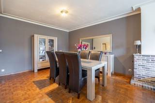 <p><span>This bright apartment is located in a quiet residential neighborhood in Deurne, with everything you need within easy reach. Within walking distance you will find supermarkets, stores and cozy restaurants. Public transportation is easily accessible, so you'll be in the center of Antwerp in no time. With the nearby ramps of the Ring, other parts of the city and highways are also easily accessible.</span></p><p><span>For those who love greenery and relaxation, the beautiful Rivierenhof is nearby. This park offers endless hiking trails, sports facilities and even cultural events. Cycling enthusiasts can enjoy the many cycling routes nearby, and the Sportoase Groot Schijn with swimming pool and sports fields is also just steps away.</span></p><p><span> </span></p><p><span>* Second floor of a building with elevator<br />* Two spacious bedrooms and a bright living space<br />* Cozy terrace</span></p><p><span> </span></p><p><span> </span></p>