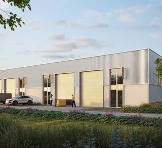 Locatie: Strategisch gelegen aan de zuidrand van Brussel, naast afrit 18 (Ruisbroek) van de E19.
Gebouwen: Twee moderne bedrijfsverzamelgebouwen met in totaal 38 KMO-units (150 m² tot 395 m²).
Bereikbaarheid: Nabijheid van belangrijke snelwegen zoals de E40, E19 en A12 voor uitstekende verbindingen.
Flexibiliteit: Ruimte voor diverse zakelijke behoeften, van productie tot kantoren.
Ideaal voor bedrijven die op zoek zijn naar een strategische en goed bereikbare vestigingsplaats.

