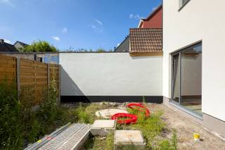 Nabij het centrum van Oostakker bevindt zich deze casco nieuwbouw woning, gelegen in de onmiddellijke nabijheid van buurtwinkels, openbaar vervoer en belangrijke invalswegen. De woning beschikt over een perceel grond van 124m2 en 170m2 bruikbare vloeroppervlakte. De indeling is als volgt: inkomhal met gastentoilet, berging (met eigen ingang voor fietsen), lichtrijke leefruimte met open keuken. 1ste verdieping: 3 slaapkamers en een badkamer. Zolderverdieping met vaste trap, mogelijkheid tot creëren van een ruime 4de slaapkamer, technische ruimte.<br /><br />De woning kan wind-en water dicht worden aangekocht, in huidige staat OF in samenspraak met de bouwfirma kan u een afwerking naar keuze en budget kiezen.<br /><br />Stedenbouwkundige inlichtingen in aanvraag.<br /><br />Bezoek mogelijk na afspraak met Serge van Center Office via 0485/61 59 22<br />