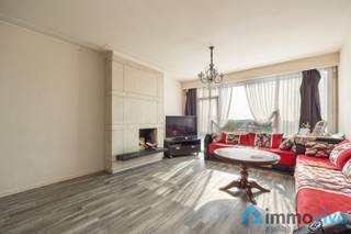 <p><span>Algemeen:</span></p><p><span>Op de 6de verdieping van dit zeer mooi onderhouden gebouw vinden we dit ruim energiezuinig appartement terug van liefst 132m². Het appartement beschikt over 3 terrassen met mooi uitzicht over de nabije parken en bevindt zich vlakbij scholen, universiteit, winkels en de centrale verbindingswegen. </span></p><p><span> </span></p><p><span>Indeling:</span></p><p><span>We betreden het appartement via de ruime inkomhal met ruime kast. Vooraan vinden we de op te frissen keuken met toegang tot het eerste grote terras. Verder een ruime living op laminaat.</span></p><p><span>Via de nachtgang komen we achteraan waar er 3 zeer grote slaapkamers aanwezig zijn met 2 terrassen met prachtig uitzicht, waar ook nog een ruime badkamer aanwezig is en tevens een douchekamer.</span></p><p><span>Er is voor de bewoners van het gebouw een grote bovengrondse parking voorzien, echter is het ook optioneel om een privéstaanplaats en berging aan te kopen voor 20.000 euro.</span></p><p><span>Tevens is er een gemeenschappelijke fietsenstalling en afvalcontainers aanwezig.</span></p><p><span> </span></p><p><span>Interesse?</span></p><p><span>Bent u op zoek naar een ruim 3-slaapkamerappartement met veel potentieel in een mooi onderhouden gebouw? Contacteer ons vandaag via 03/459.89.59 of info@immovivo.be</span></p>