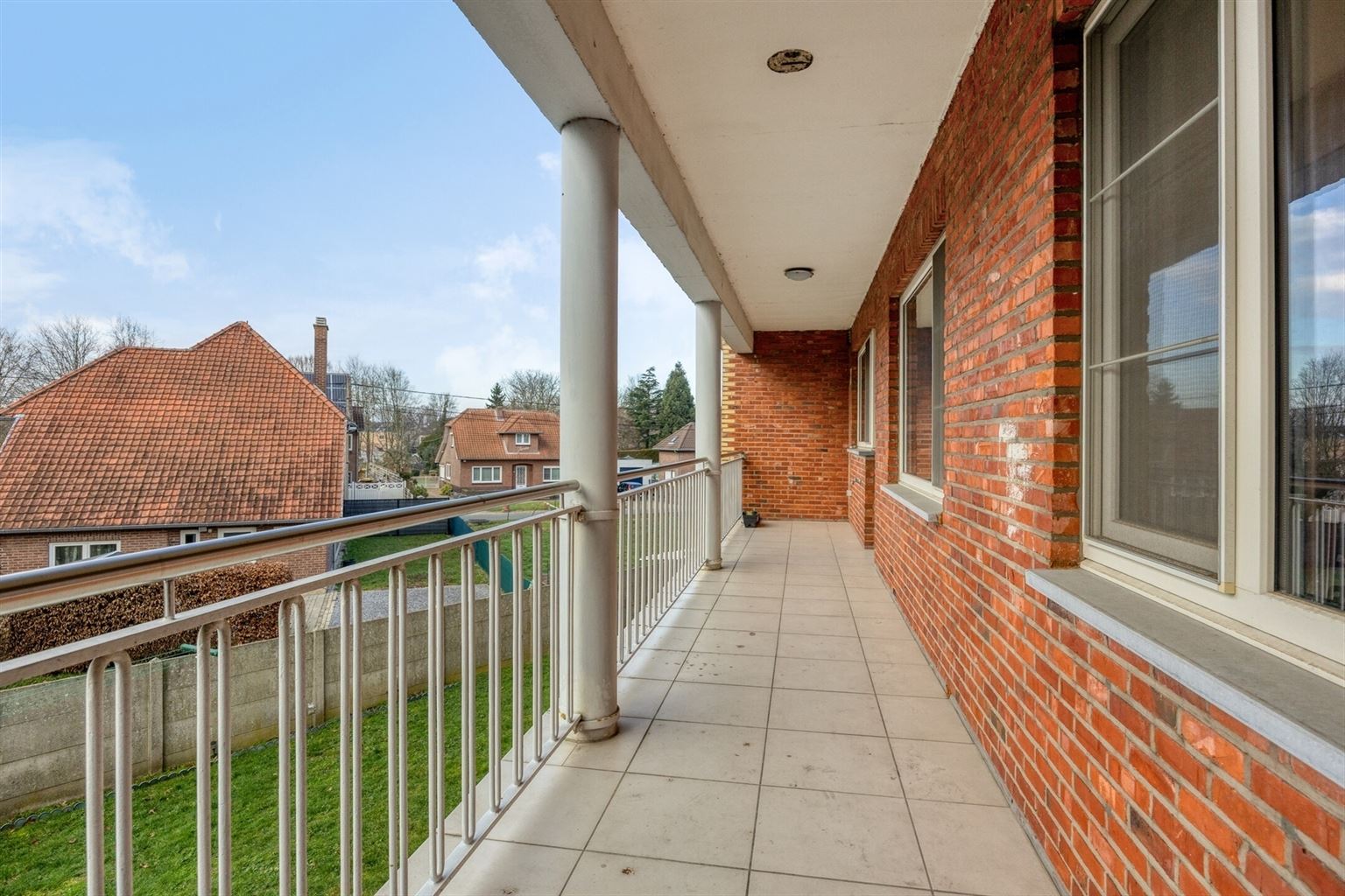 Zeer ruim 4-slaapkamerappartement met ruime terrassen en een afgesloten garage, gelegen nabij het centrum van Maaseik. - foto 4