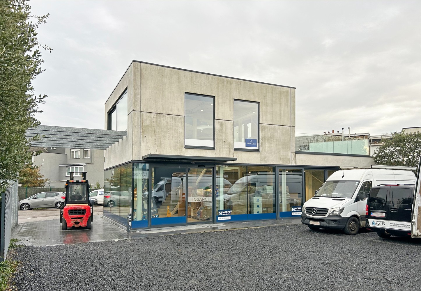 Modern en lichtrijk handelspand/kantoor met magazijn (300m²) te huur in Wijnegem! - foto 2