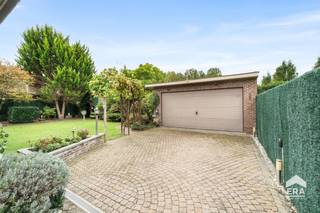 <p>Op zoek naar een <strong>ruime, energiezuinige villa (EPC C) op een rustige en groene locatie</strong>? Gevonden!<br /><br />De woning beschikt over <strong>vernieuwd buitenschrijnwerk</strong>, zonnepanelen met 3 thuisbatterijen, een <strong>recente keuken</strong> en <strong>centrale verwarming </strong>via convectoren en radiatoren met een<strong> condensatieketel met buitenvoeler.</strong><br /><br />De villa beschikt over<strong> 4 ruime slaapkamers</strong>, met de <strong>mogelijkheid om uit te breiden</strong> naar 5 of zelfs 6 slaapkamers. Daardoor is deze woning ideaal voor grotere gezinnen, maar ook voor wie extra ruimte zoekt voor een bureau, hobbykamer of logeerkamer. Bovendien is er de <strong>mogelijkheid om volledig gelijkvloers te wonen</strong>, wat ze bijzonder interessant maakt voor wie comfortabel en toekomstgericht wil wonen.</p>
<p>Een absolute troef is de <strong>dubbele garage</strong> met een elektrische garagepoort en een elektrische garagepoort. Daarnaast beschikt de woning over een <strong>grote oprit voor meerdere wagens</strong>, afgesloten door een automatisch hek. </p>
<p>Dankzij de<strong> rustige, groene ligging</strong> geniet je van een aangename woonomgeving, terwijl <strong>scholen, openbaar vervoer </strong>en andere voorzieningen zich<strong> </strong>op korte afstand<strong> </strong>bevinden.</p>
<p><strong>Interesse? Contacteer ons vandaag nog voor meer informatie of een bezoek via living@era.be of 053 41 40 25.</strong></p>