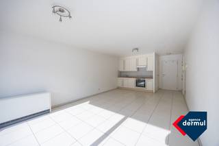 Prachtige studio met zuidwest gericht terras in residentie Zandeweer vlakbij zee te Mariakerke. De studio is gelegen op de eerste verdieping...