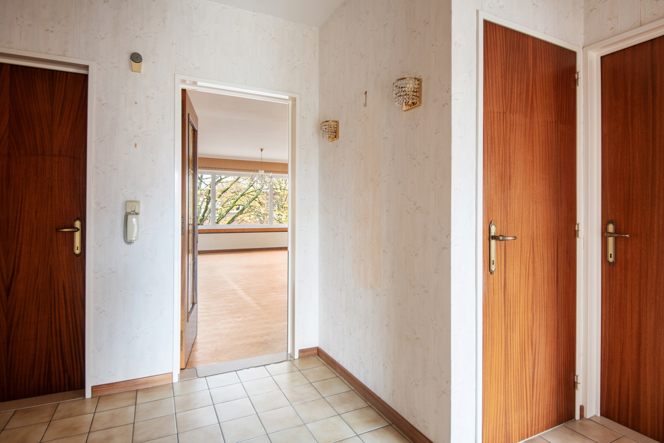 Op te frissen 2 slaapkamer appartement met garage en kelder in een rustige wijk. - foto 4