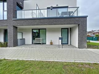 Het appartement is uitstekend gelegen in een rustige, residentiële wijk in Vilvoorde, nabij alle belangrijke faciliteiten, uitvalswegen en openbaar vervoer. Scholen, winkels, een bushalte en het treinstation bevinden zich allemaal op wandelafstand. Dit gelijkvloerse appartement onderscheidt zich door een volledig eigen, aparte inkomhal, wat zorgt voor maximale privacy zonder gemeenschappelijke doorgang. <br /><br />Indeling van het appartement:<br />-Inkomhal met apart toilet <br />-Ruime en lichtrijke, zuidgerichte leefruimte <br />-Open, volledig ingerichte keuken <br />-Zonnig terras gesitueerd aan de voorkant van het gebouw -Praktische technische ruimte / berging met aansluiting voor een wasmachine <br />-Multifunctionele open bureau- of hobbyruimte<br />-Comfortabele slaapkamer <br />-Moderne badkamer uitgerust met een inloopdouche en dubbele wastafel <br /><br />Extra troeven:<br />Bij het appartement horen tevens een handige privatieve kelderberging en een ondergrondse autostaanplaats, beide volledig inbegrepen in de prijs. <br /><br />Een ontzettend leuk (starters)appartement, ideaal voor een alleenstaande persoon of een koppel, ook ideaal als investering! Contacteer ons vandaag nog voor meer informatie en/of het inplannen van een bezichtiging!<br /><br />Bestuursmaatregelen in het maatregelenregister: nee