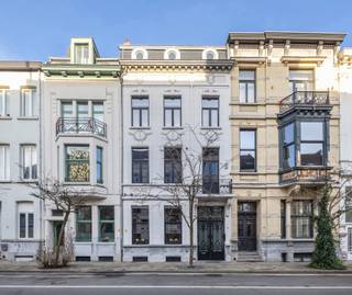 <strong>Luxueus wonen op ’t Zuid</strong><br /><br />Deze instapklare herenwoning is gelegen in het hart van ’t Zuid, één van de meest geliefde en levendige buurten van de stad. Cultuur, gastronomie en beleving bevinden zich hier op wandelafstand, met onder meer het KMSKA en tal van trendy restaurants in de onmiddellijke omgeving.<br /><br /><span>Authentiek karakter &amp; hedendaags comfort</span><br />De woning werd volledig gerenoveerd met uitzonderlijke finesse, waarbij de authentieke elementen zorgvuldig behouden bleven. De statige, gerestaureerde gevel, verfijnde mouluren en hoge plafonds vormen een harmonieus geheel met modern design en hedendaags wooncomfort.<br /><br /><span>Gelijkvloers en tuin</span><br />Via de royale inkomhal met opbergmogelijkheden betreedt u het gelijkvloers. Hier bevinden zich de ruime leefruimte, eetkamer en een hoogwaardig uitgeruste keuken met directe toegang tot een aangename stadstuin. Grote raampartijen zorgen voor een overvloed aan natuurlijk licht. De moderne gashaard, geïntegreerd in het keukenmeubilair, creëert een warme en gezellige sfeer.<br /><br /><span>Eerste verdieping</span> <br />De volledige eerste verdieping is ingericht als masterverdieping. Deze omvat een royale slaapkamer met dressing en een luxueus afgewerkte badkamer met inloopdouche, ligbad en een op maat gemaakte wastafel.<br /><br /><span>Tweede &amp; derde verdieping</span><br />Op de tweede verdieping bevinden zich drie volwaardige slaapkamers die een stijlvolle douchekamer delen. De derde en hoogste verdieping biedt een polyvalente ruimte, perfect als bureau, hobbykamer of extra leefruimte.<br /><br /><span>Buitenruimtes &amp; extra’s</span><br />Op verschillende verdiepingen beschikt de woning over terrassen, een zeldzame troef in de stad. Daarnaast is er een praktische kelder aanwezig, inclusief een stijlvolle wijnkelder.<br /><br />Voor meer info of een afspraak voor een persoonlijke rondleiding contacteer je Amparo, 0478 68 29 86 - amparo@reds.be